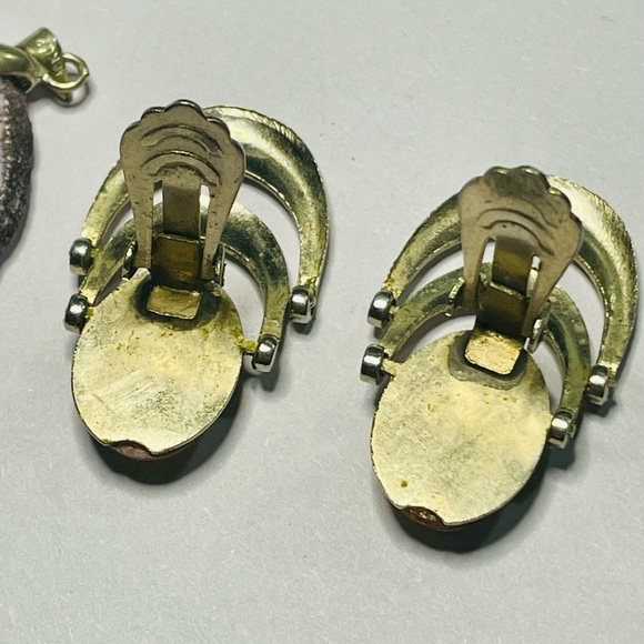 Unique Vtg plastic molded cameo clip on MCM style earrings (1.5x1”) - Picture 7 of 7